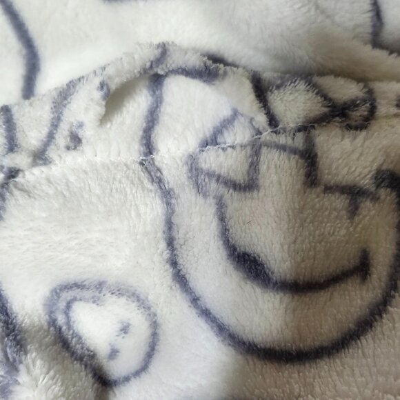 Smiley World 50" x 60" smiley throw blanket - Picture 11 of 13